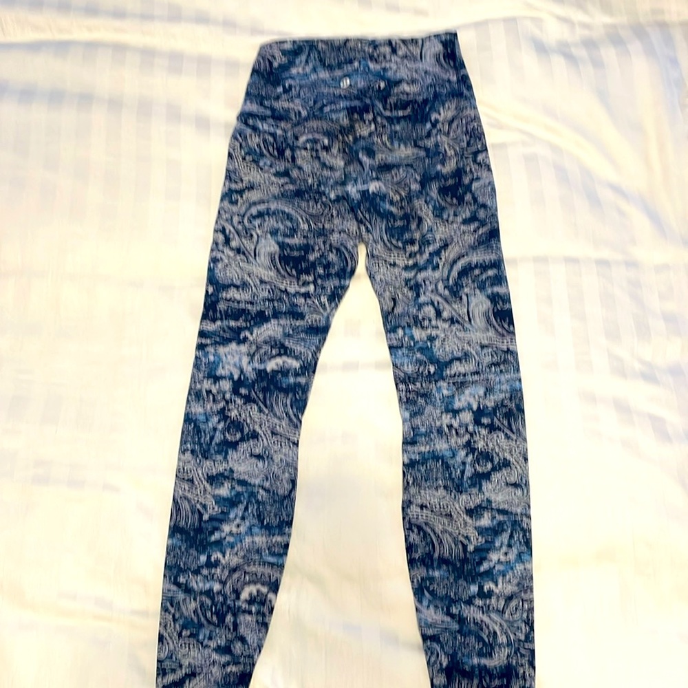 Women’s Lululemon size 4 28” align leggings blue paisley